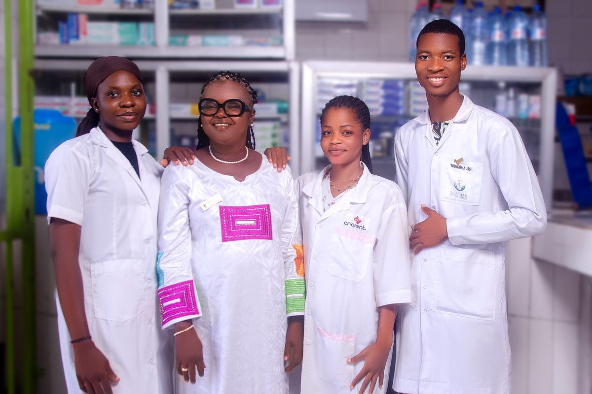 L'équipe de la Pharmacie de l'Étoile et de la Parapharmacie de l'Étoile réunie à l'officine de Cotonou